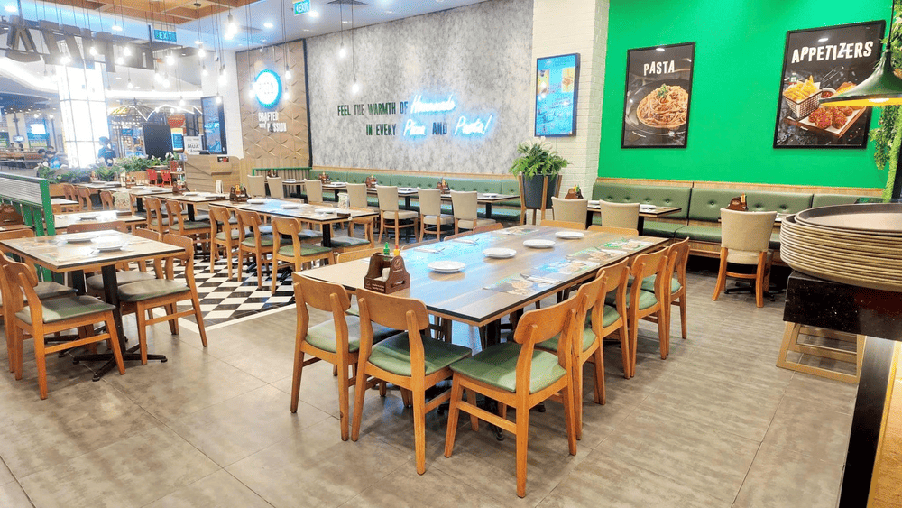 The space is bright and spacious with a dynamic design and professional service style (Source: The Pizza Company Vietnam)